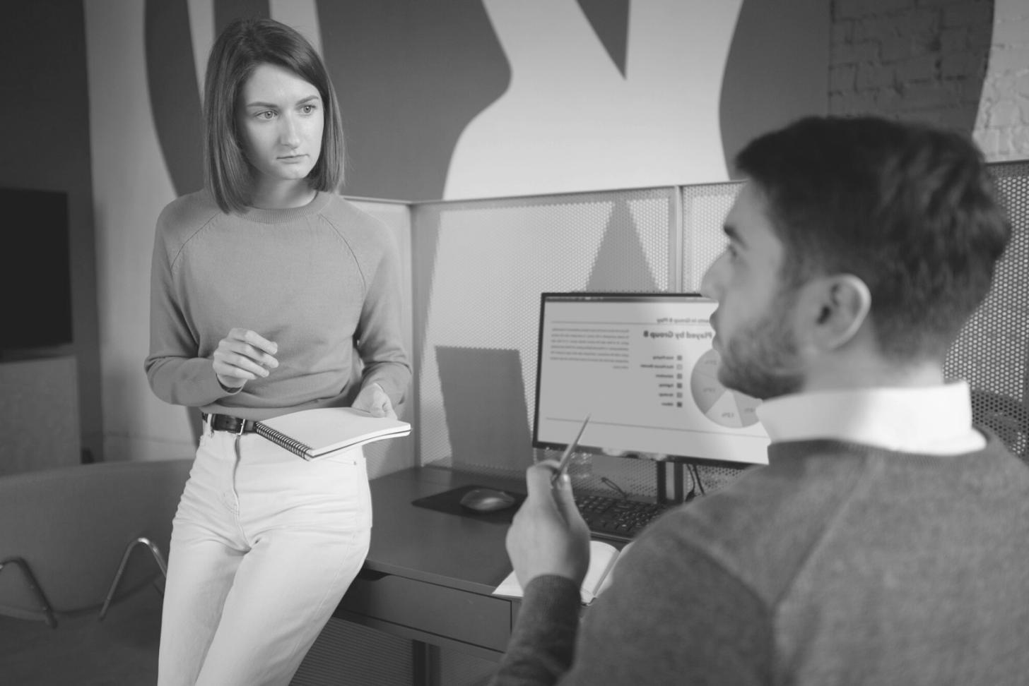 Studente al lavoro su progetto web design