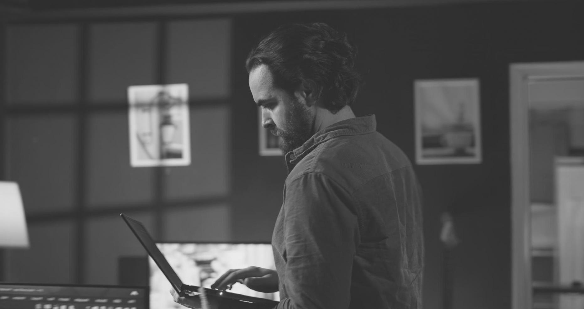 Studenti che lavorano insieme su progetti di web design in aula moderna